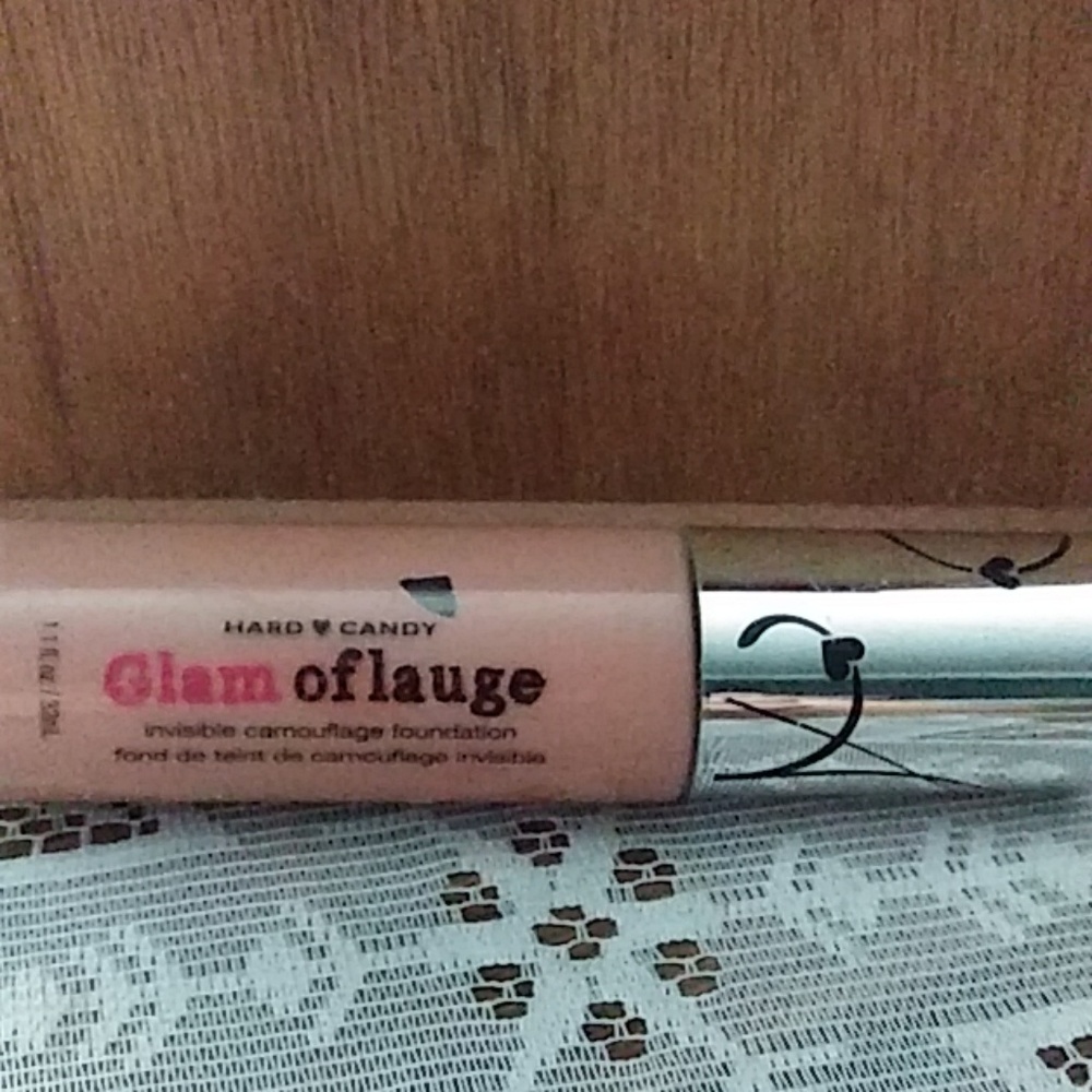 Hard Candy Glam oflaugh invisible foundation